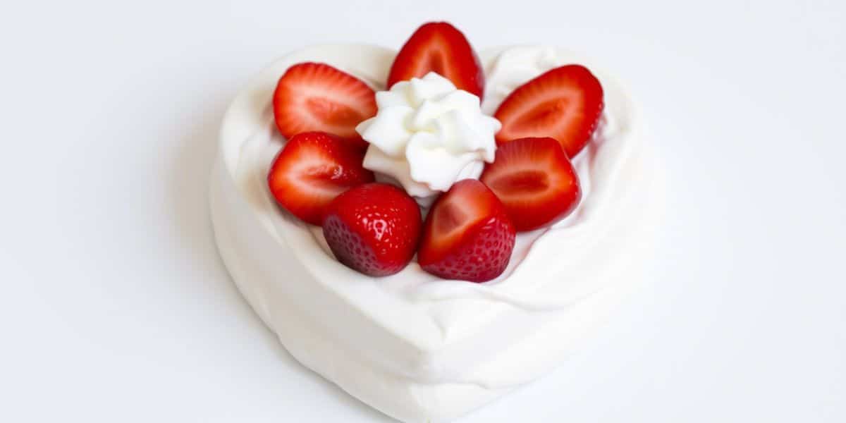 Heart-Shaped Pavlova A Sweet Valentine’s Day Showstopper That’s Actually Worth the Hype